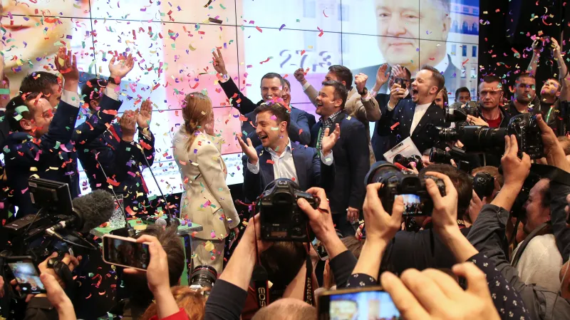 Tehdejší prezidentský kandidát Volodymyr Zelenskyj a členové jeho týmu se radují z oznámení výsledků prvního exit pollu ve volebním štábu v Kyjevě (21. dubna 2019)