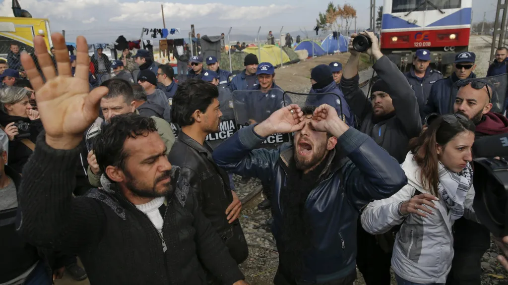 Uprchlíci blokují železniční trať mezi Řeckem a Makedonií