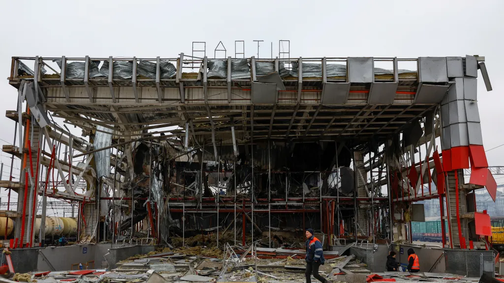 Ruský nálet zcela zničil železniční nádraží ve městě Fastiv v Kyjevské oblasti