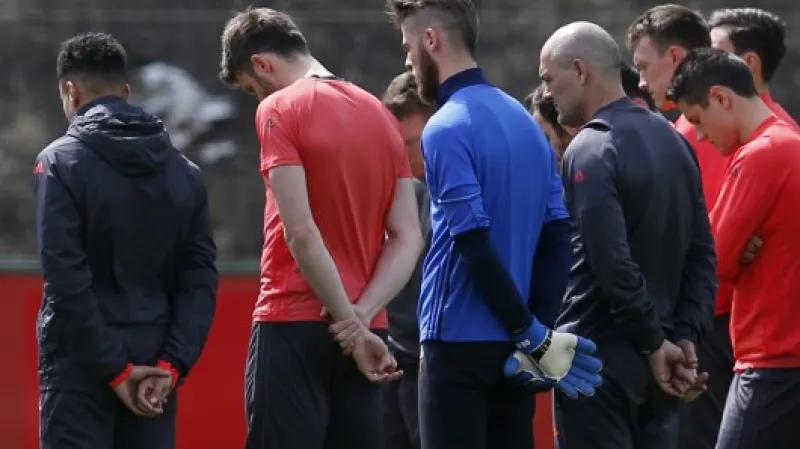 Hráči Manchesteru United drželi minutu ticha Zdroj: Reuters