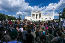 Po verdiktu o potratech se v USA zavírají kliniky i protestuje v ulicích