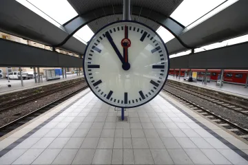 Pětadvacetihodinová neděle je tu, některé noční autobusy mohou ujet. Končí letní čas, ale ne naposledy