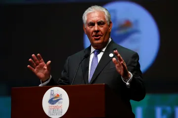 Tillerson chválil odvahu, s jakou Turci vzdorovali puči. O čistkách mlčel