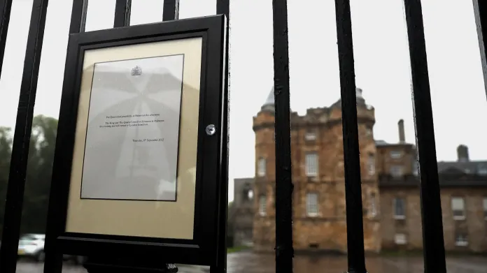 Oznámení o úmrtí královny Alžběty na plotě před palácem Holyroodhouse v Holyroodu ve skotském Edinburghu