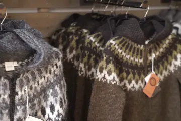 Islandské svetry vyrábí levně Čína. Vlna procestuje půlku světa a tradice skomírá