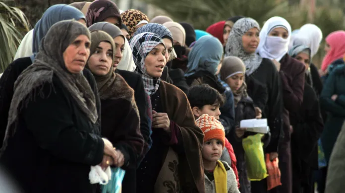 Syřané čekají ve frontě na humanitární pomoc