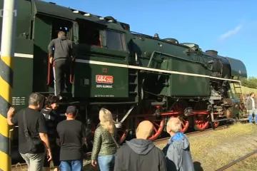 Nadšenci do úzkorozchodných vlaků opravili nádraží ve Slezských Rudolticích, dlažbu dovezli až z Maroka