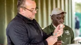 Zkušený veterinář nosorožců Frank Göritz z Leibniz-IZW připravuje léky pro uspání Nájin a Fatu před zákrokem. Úzce spolupracuje s Dr. Domnicem Mijeleem, veterinárním lékařem KWS.