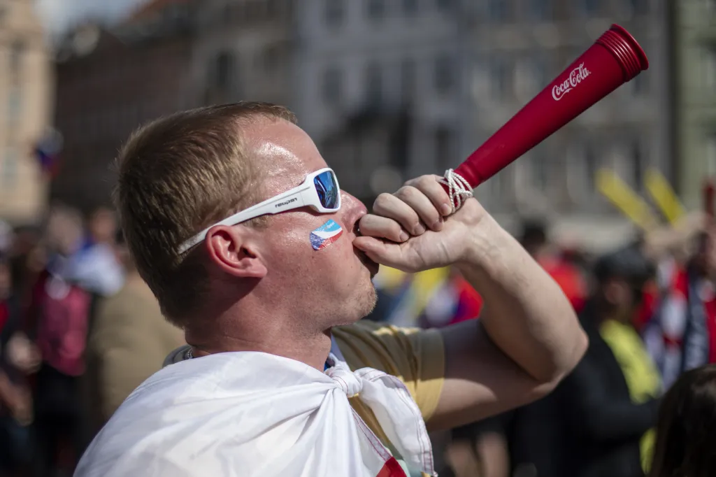 Fanoušci hokeje sledují boje o medaile i na Staroměstském náměstí v Praze