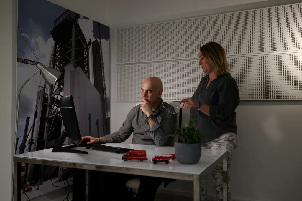Dimitris Marinelis a jeho žena Mariana Pilou jsou jedni z tisíců dobrovolníků. Společně vychovávají dvě malé dcery a snaží se neúčastnit stejných zásahů