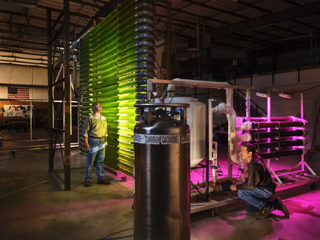 Zaměstnanec kontroluje bioreaktor řas ve zkušebním zařízení v centrále pro regeneraci vody CLEARAS v americké Missoule ve státě Montana