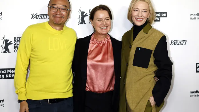 Cate Blanchettová (vpravo) na filmovém trhu na 70. Berlinale