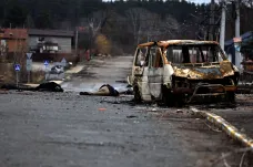 Ukrajinci nacházejí stovky zavražděných civilistů. Zvěrstva v Buče jsou jen špičkou ledovce, řekl Kuleba