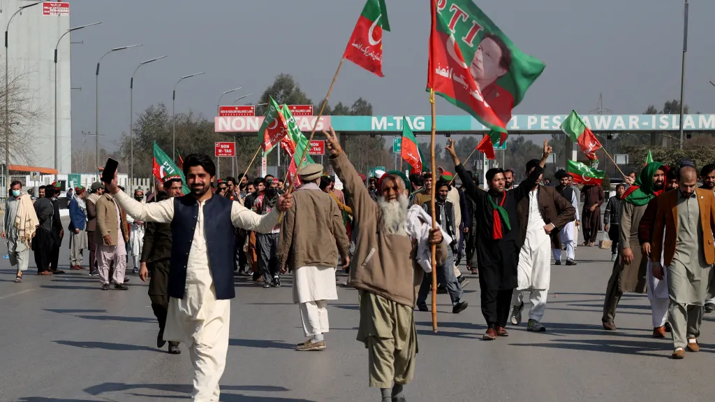 Přiznivci bývalého premiéra Imrana Chána vykřikují požadavky na férové výsledky voleb