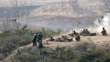 Cvičení severokorejského dělostřelectva