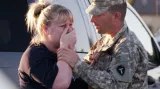 Americký voják uklidňuje svoji manželku