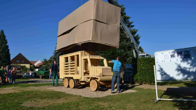 Odhalení sochy Pragy V3S