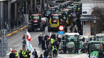 Protesty zemědělců před Evropským parlamentem během summitu Evropské unie