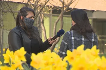 Ze dne na den na ulici. Žena přišla kvůli koronavirovým opatřením o práci i bydlení, úřady jí neumí pomoci