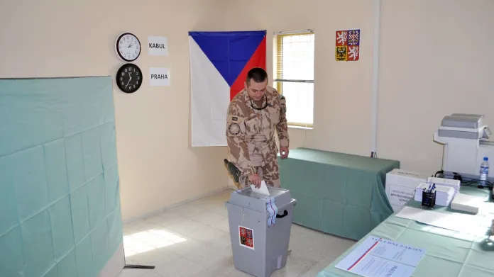 Čeští vojácí volí v Afghánistánu