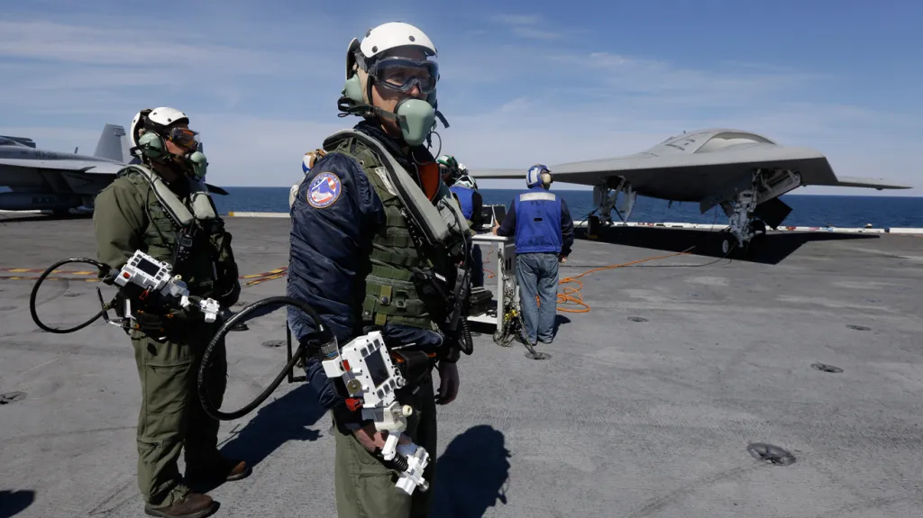 Bezpilotní X-47B na letadlové lodi SS George H.W. Bush