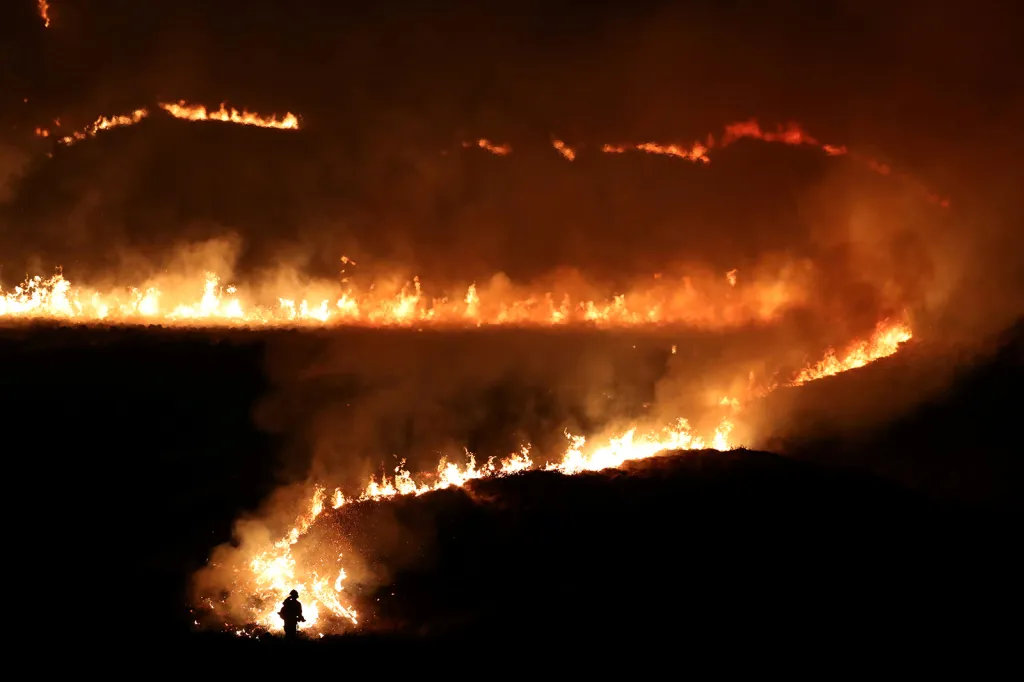 Noční požár nedaleko Saddleworth Moor poblíž města Diggle v Británii