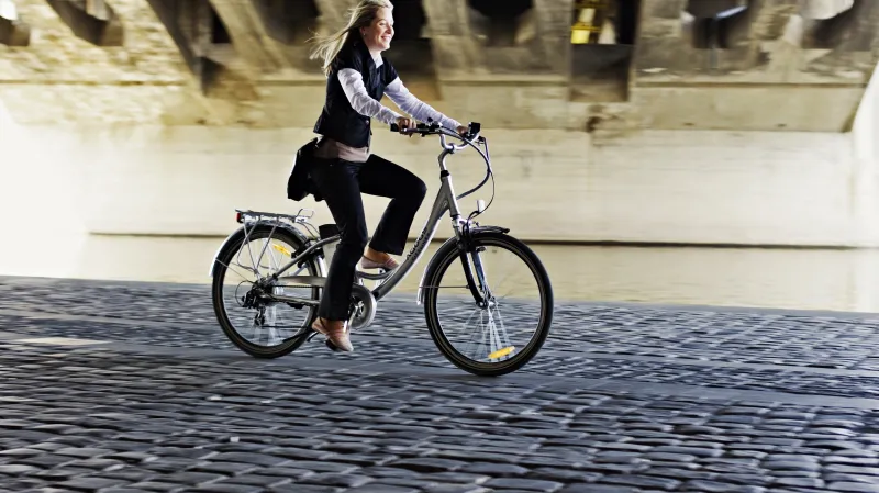 Cyklistka ve městě