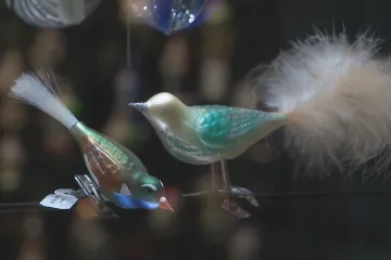 Největší sbírka skleněných vánočních ozdob symbolicky směřuje za oceán