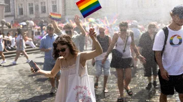 Účastnice Prague Pride s duhovou vlajkou