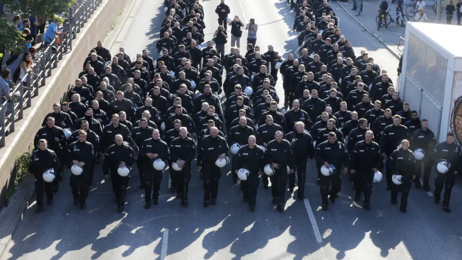 Do ulic města vyšly tisíce policistů