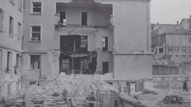 Emauzský klášter a bývalé ministerstvo sociální péče po náletu