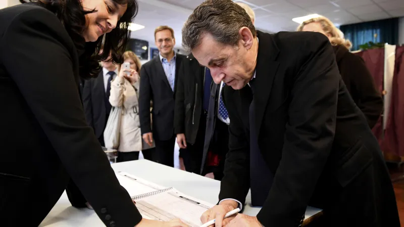 Bývalý francouzský prezident Nicolas Sarkozy odvolil v republikánských primárkách