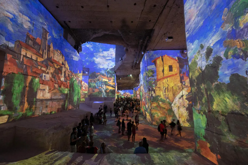 Výstava digitalizovaných děl Paula Cézanna a Vasilije Kandinského v bývalém vápencovém dolu ve vesnici Les Baux-de-Provence na jihu Francie