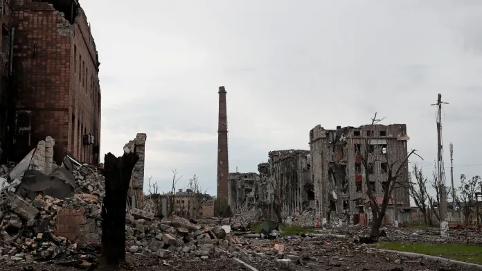 Zničené budovy oceláren Azovstal v Mariupolu