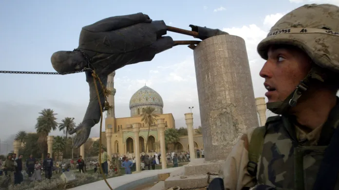 Stržená socha Saddáma Husajna v Bagdádu. Vrcholí krátký optimismus ohledně vítězného pochodu demokracie