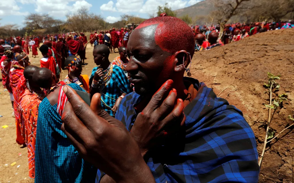 K obřadu patří i líčení. Červená barva je pro Masaje mimořádně důležitá. Je totiž barvou válečníků