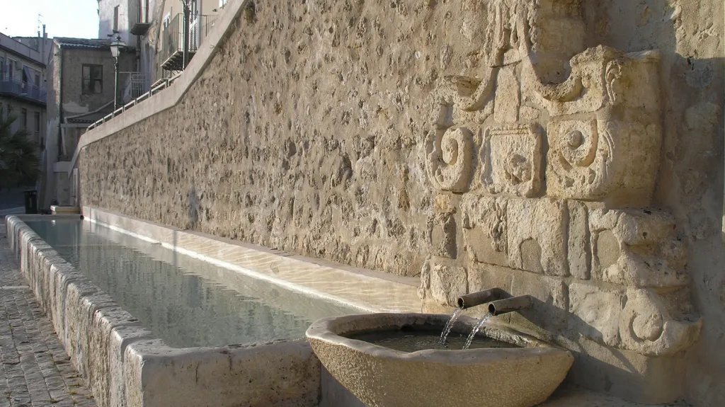 Zrenovovaná fontána ve městě Grotte