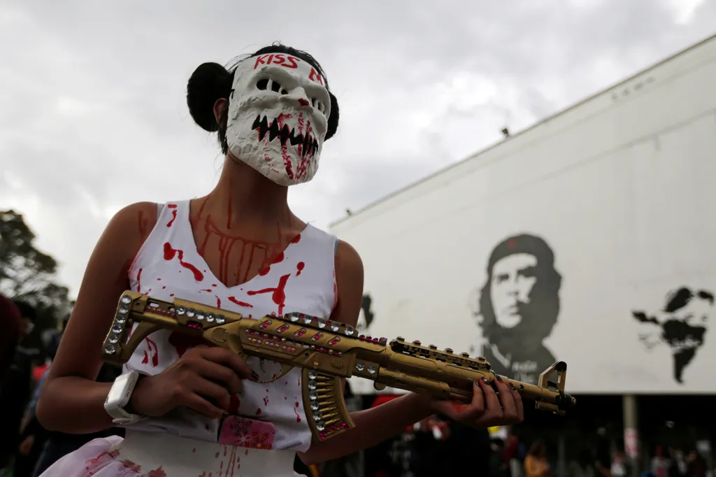 Účastník protestů v Bogotě požadujících více vládních prostředků pro dotace na vzdělávání v Kolumbii