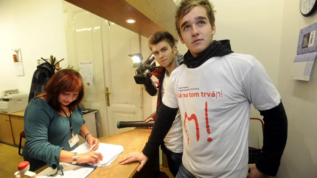 Předání petice na pražském magistrátu