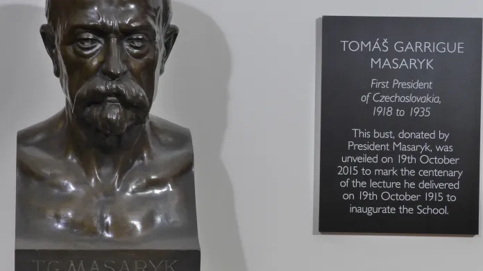 Masaryka připomíná busta přímo ve Škole slovanských a východoevropských studií