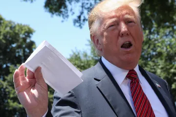 Trump nechtěně odtajnil část dohody s Mexikem. Kopií mával před novináři