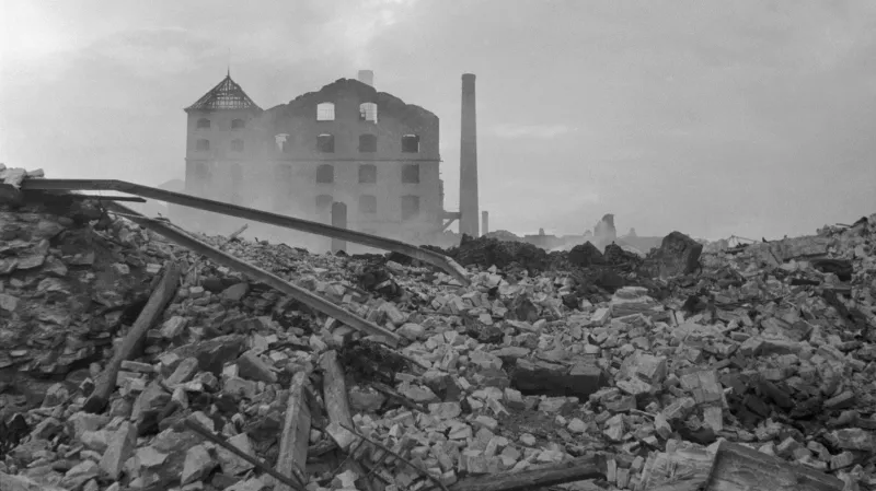 Následky výbuchu skladu v Krásném Březně