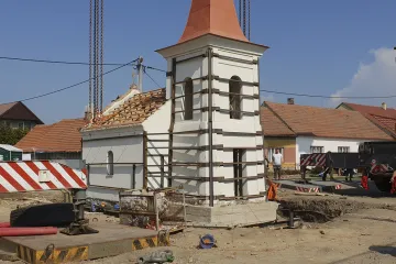 Kaplička v Ivančicích musela uhnout silnici. Přesunuli ji pomocí jeřábu