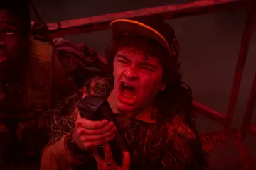 Finále Stranger Things přineslo emoce, tvůrci hájí coming out jednoho z hrdinů