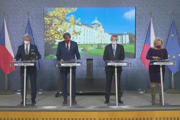 Vláda schválila kompenzace, ustoupila od nouzového stavu a otevřela debatu o povinném očkování