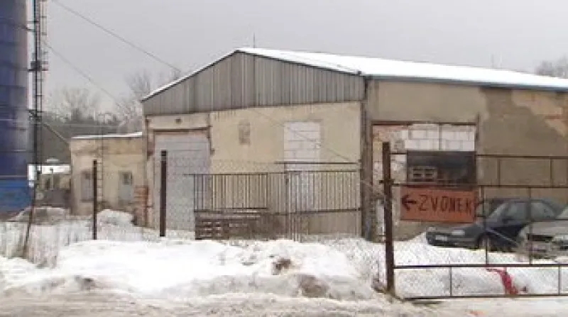 Firma Agmeco LT na okraji obce Velká Dobrá likviduje autovraky.