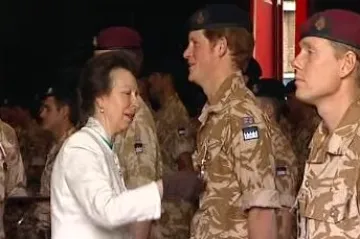 Princ Harry si ve Windsoru převzal medaili za službu v Afghánistánu