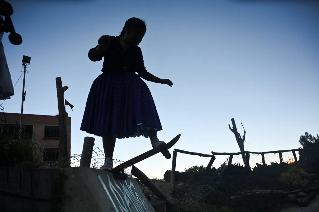 Bolivijské „cholitas“ předvádí své schopnosti na skateboardu