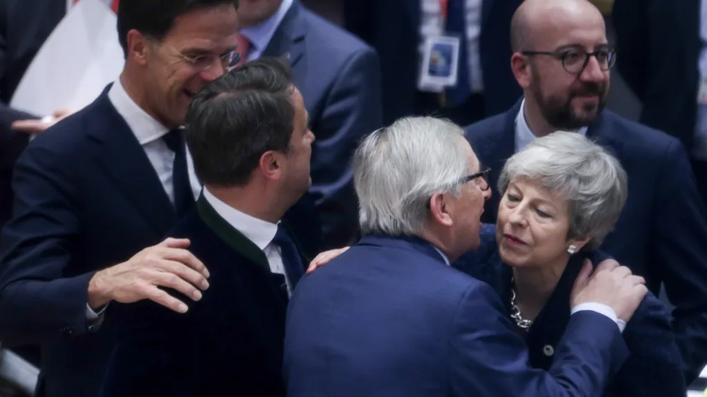 Summit EU: Jean-Claude Juncker zdraví Theresu Mayovou