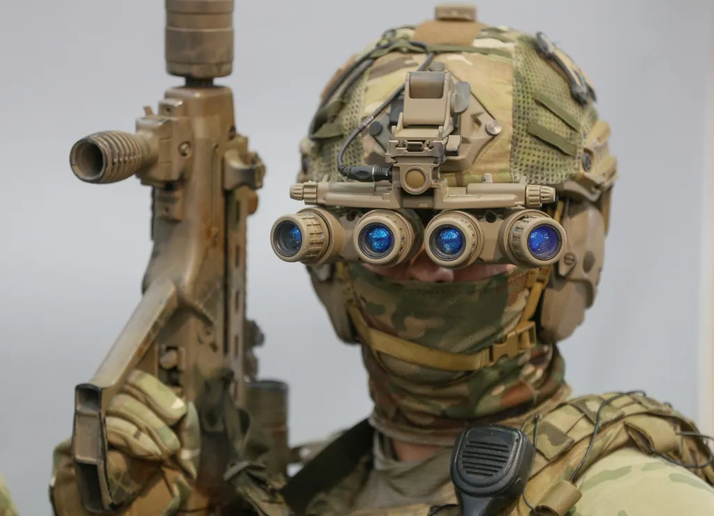 Servisní pracovník ukrajinských speciálních operačních jednotek představuje vybavení válečníka před turnajem kybernetických her, který je součástí výstavy spotřební elektroniky v Kyjevě